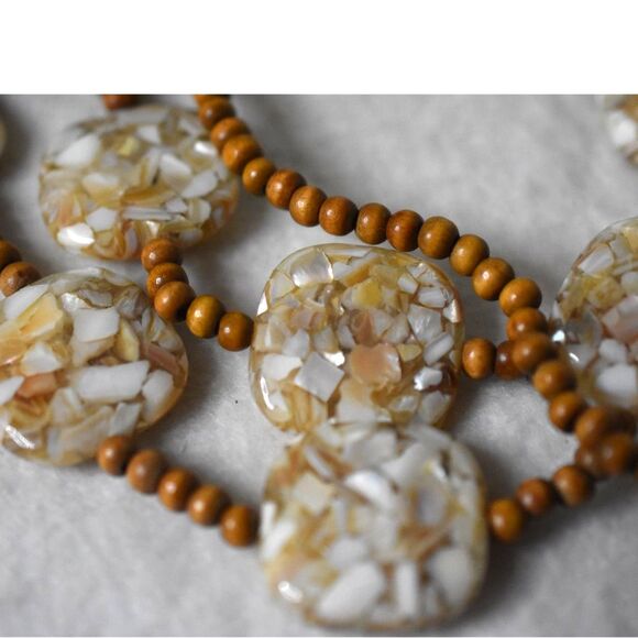 Vintage Multi Layer Crushed Shell Large Resin/Stacked Brown Wood Beaded Neklace - Picture 4 of 4